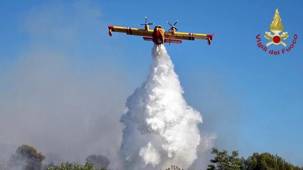 Ancora incendi in Sardegna: le fiamme vicino alle case, evacuate quattro persone – La situazione