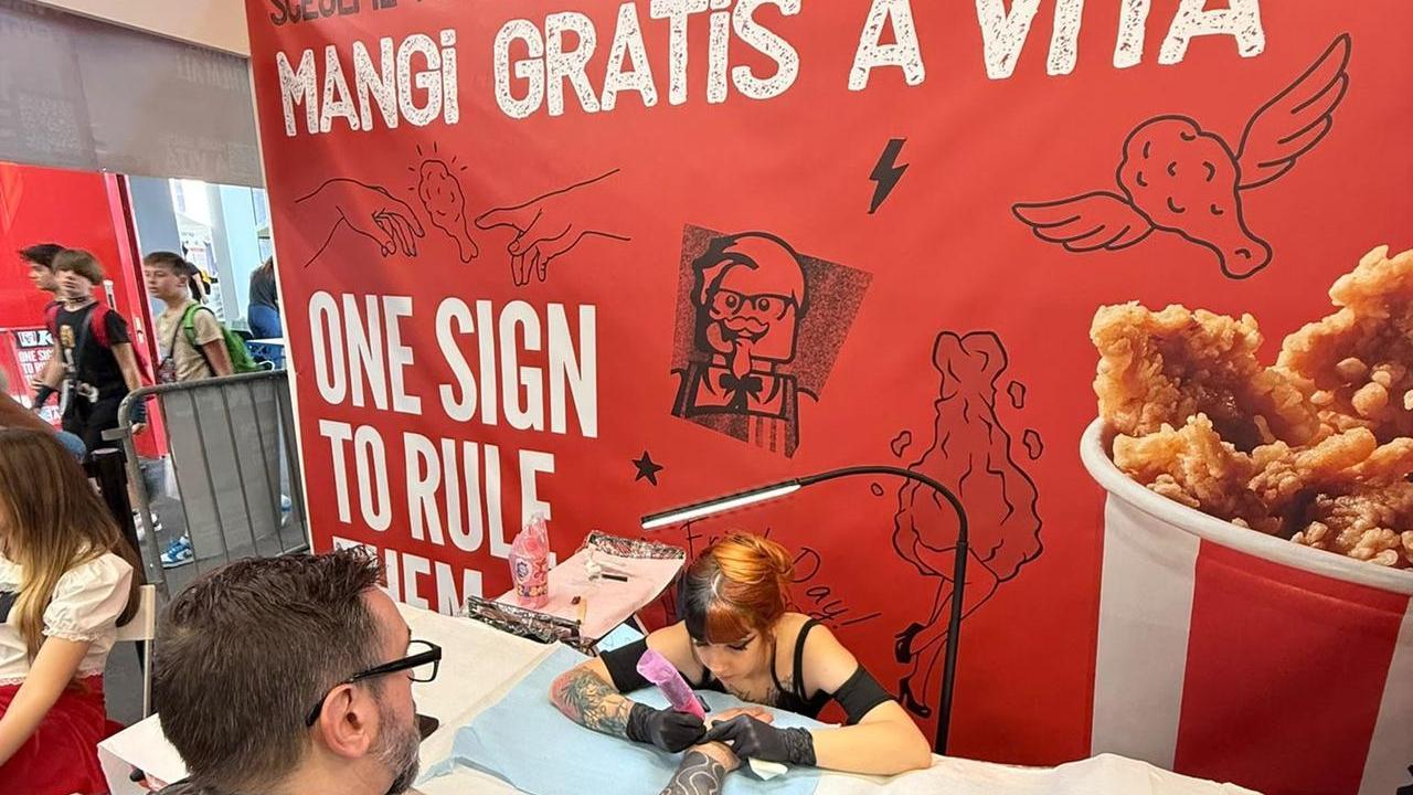 Pollo fritto gratis a vita in cambio di un tatuaggio: «Comune e Ausl devono fermare l’iniziativa»