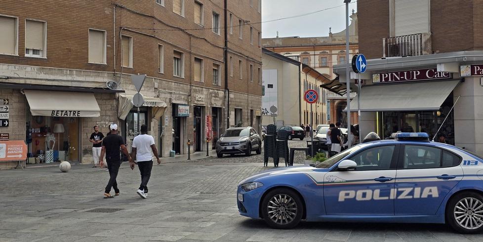 Si lancia dalla finestra per scappare dal fratello: choc a Sassuolo