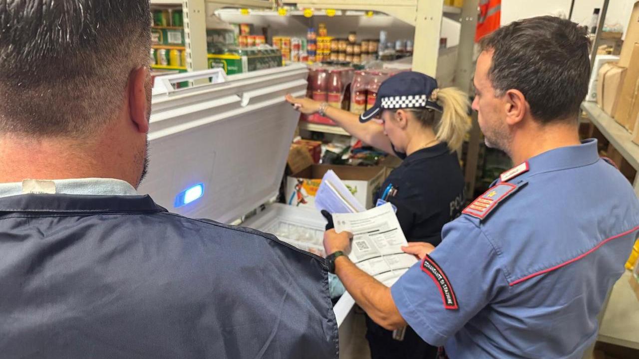 Il blitz di carabinieri e polizia locale nel market di Sassuolo