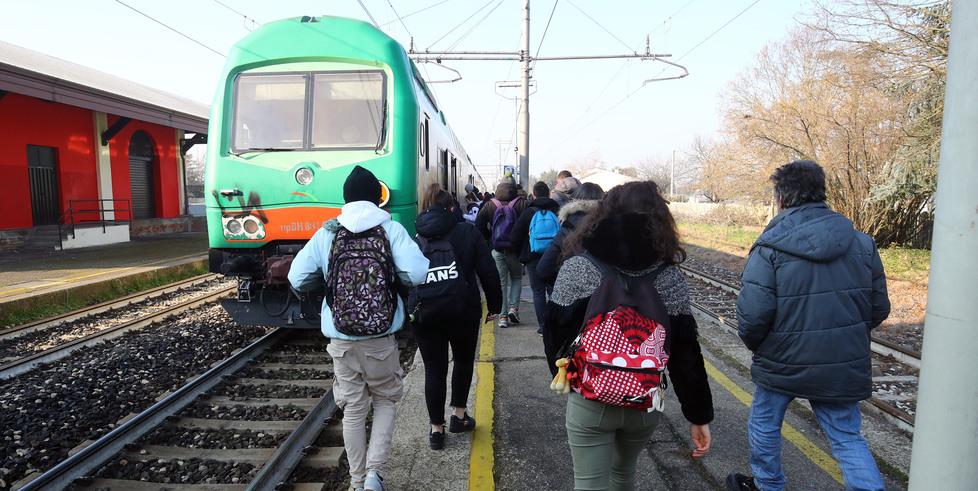 Argenta, treni in ritardo ma vengono puniti gli studenti