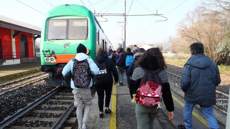 Argenta, treni in ritardo ma vengono puniti gli studenti