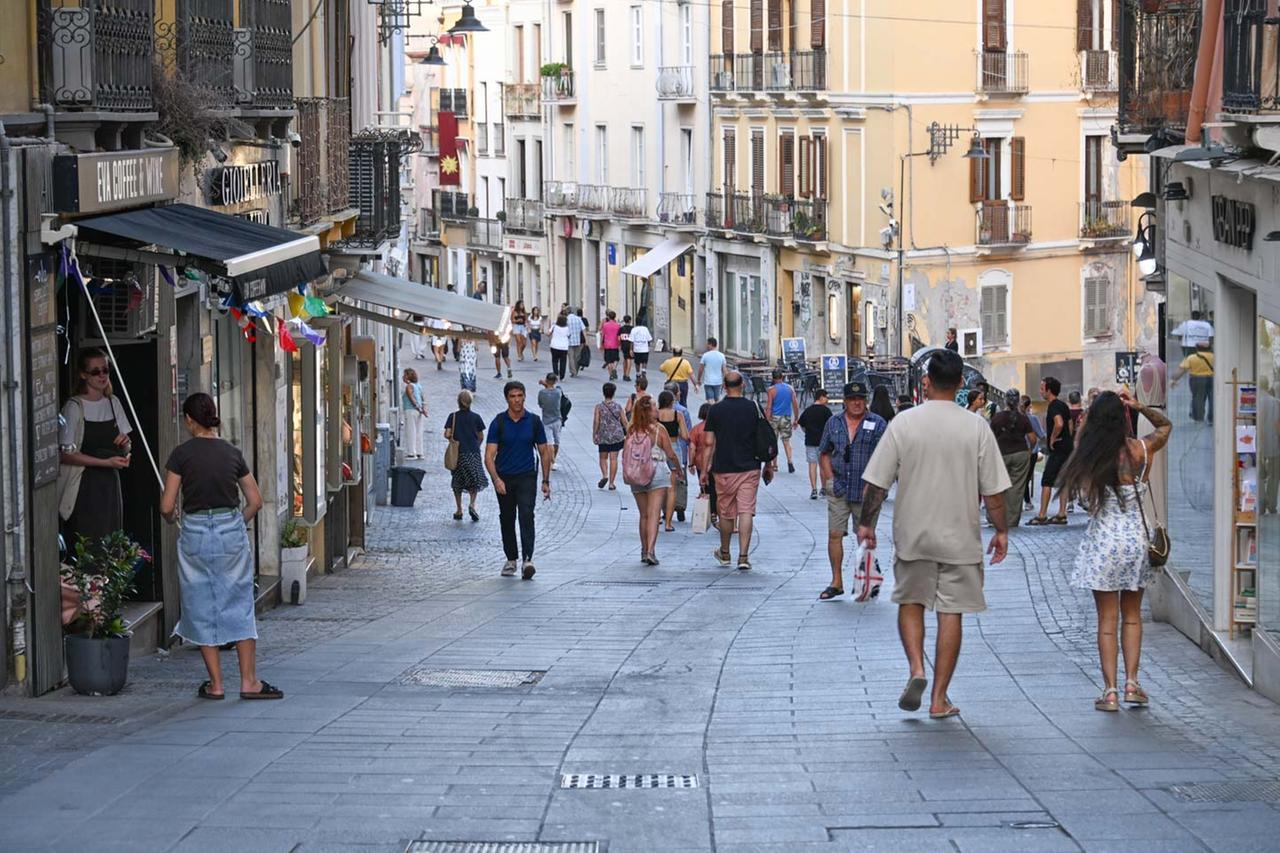 La crisi del commercio, in Sardegna chiudono due negozi al giorno: è allarme nei centri storici – I dati