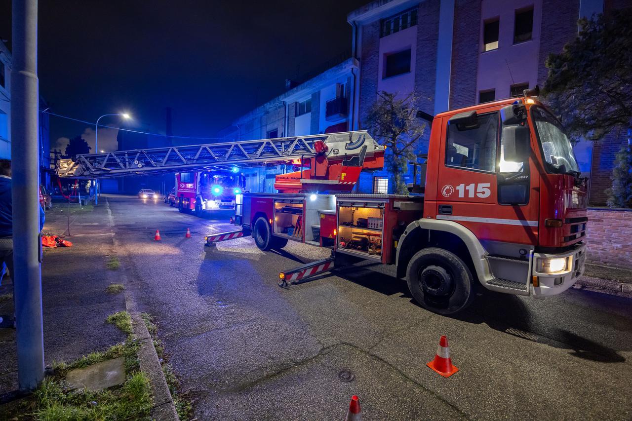 Il fumo avvolge la casa. Anziana portata in salvo dal figlio a Codigoro