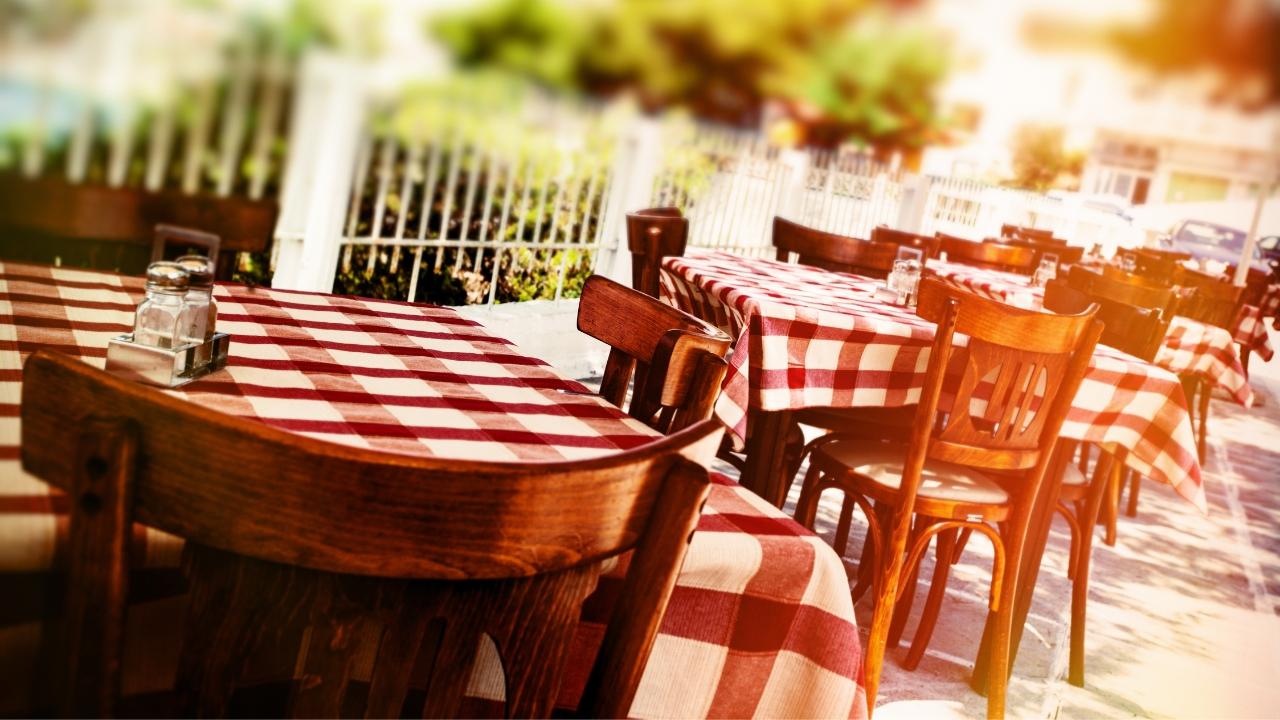 «Salve, cosa vi porto?», ma è tutto abusivo: a Piombino il ristorante “fantasma” nel giardino di casa di un pescatore