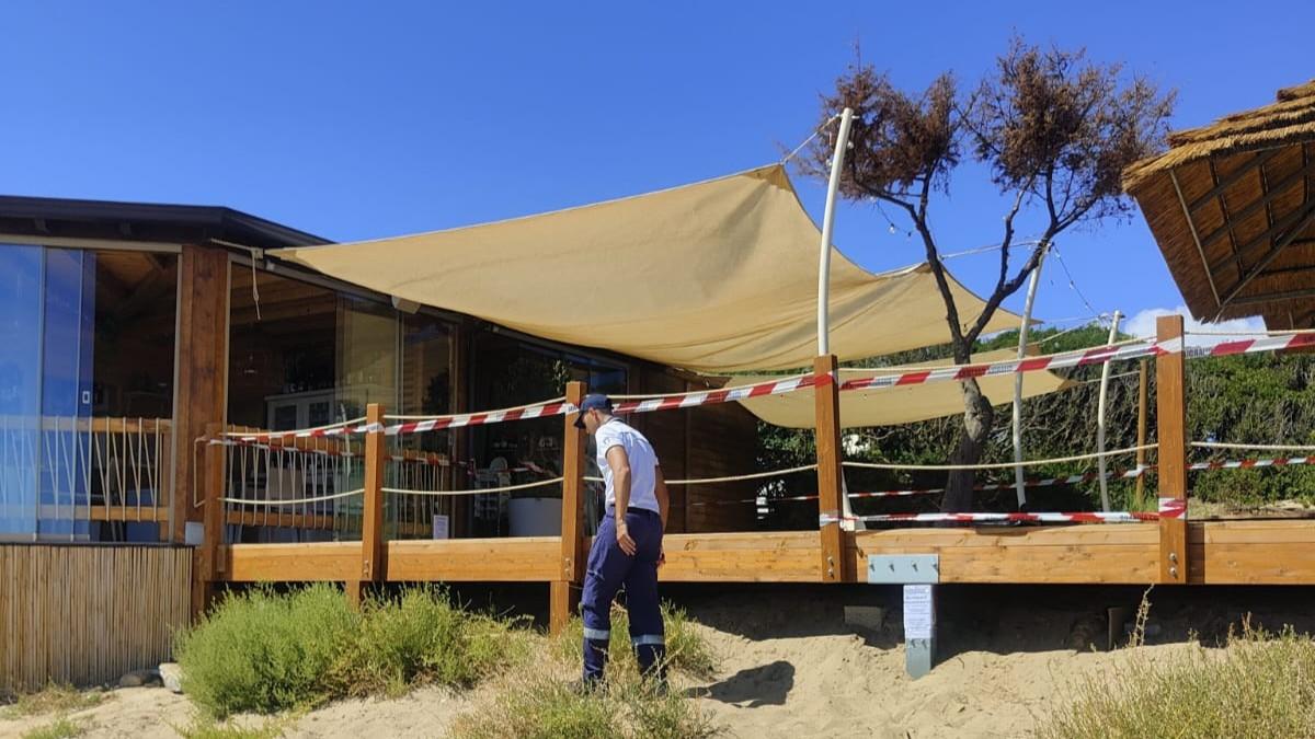 Spiaggia protetta occupata abusivamente: sulle dune una pedana per i clienti del bar