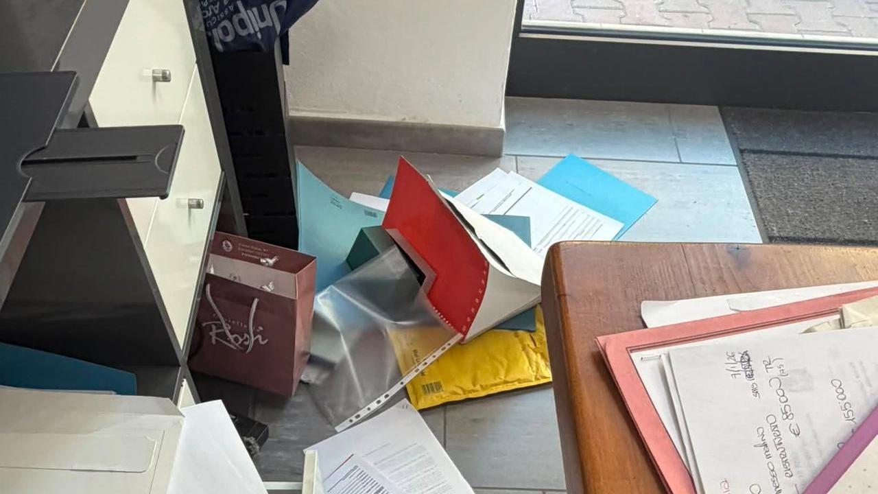 Ladro entra di notte in un’agenzia immobiliare, esce a mani vuote e si dimentica un cacciavite