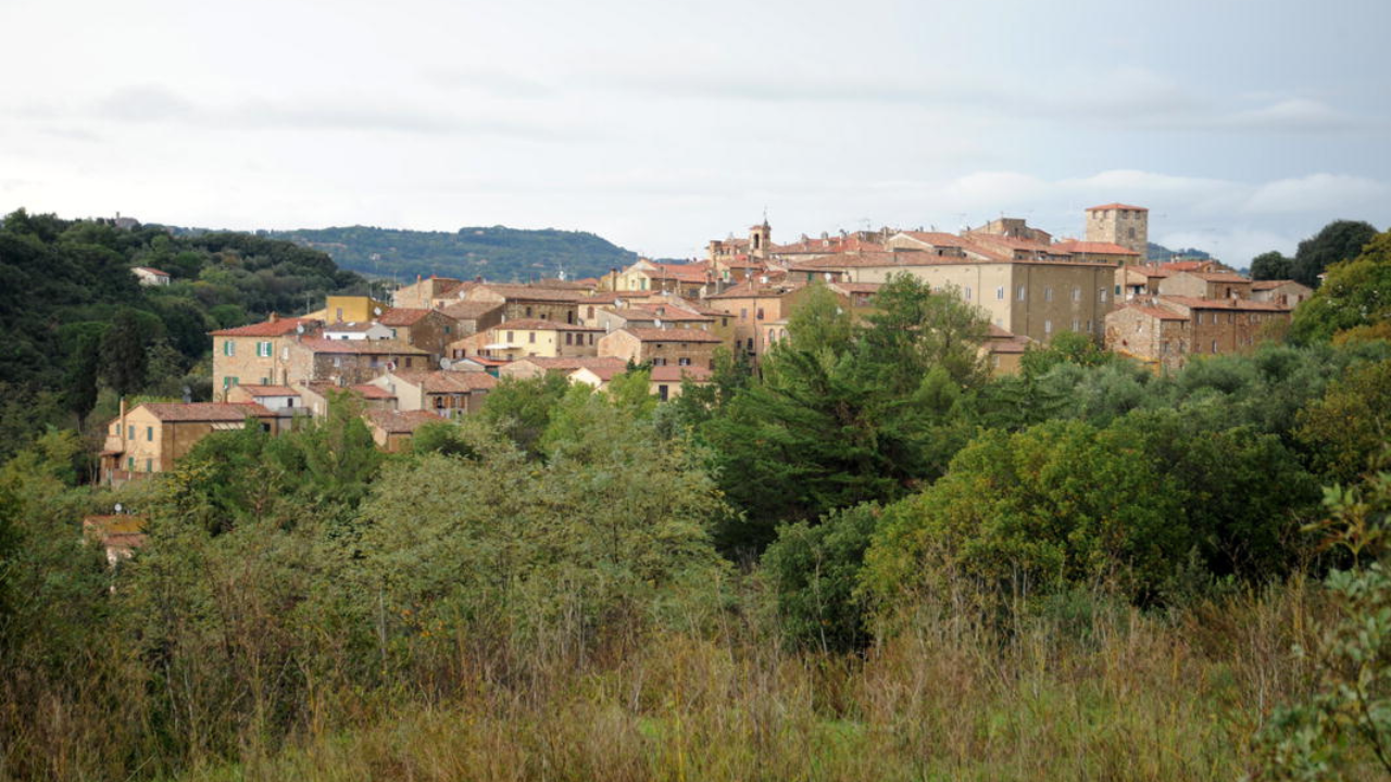 Una troupe cinematografica internazionale a Bibbona: il borgo si trasforma in un set – Sosta e viabilità: date e orari da sapere