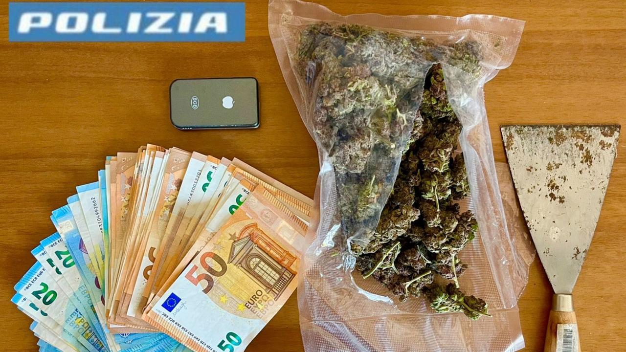 Droga e 2.800 euro in contanti in casa, arrestato 33enne