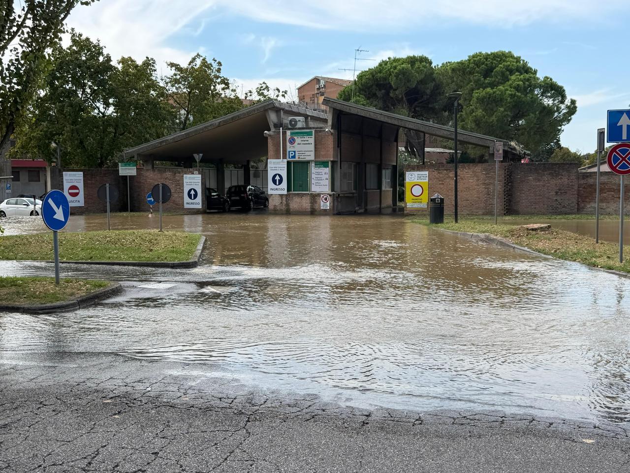 Ferrara, si rompe una tubatura: Cittadella San Rocco “si allaga”