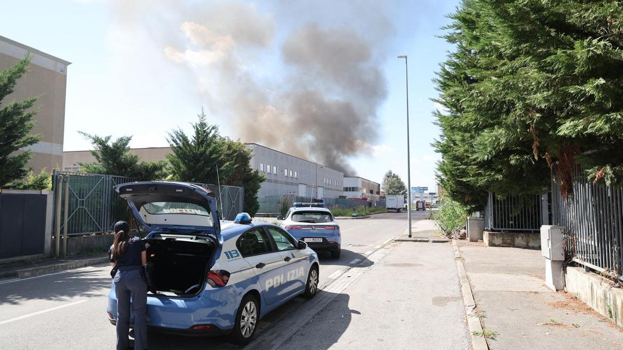 L'incendio in via Leonardo da Porto Maurizio (foto Nucci)