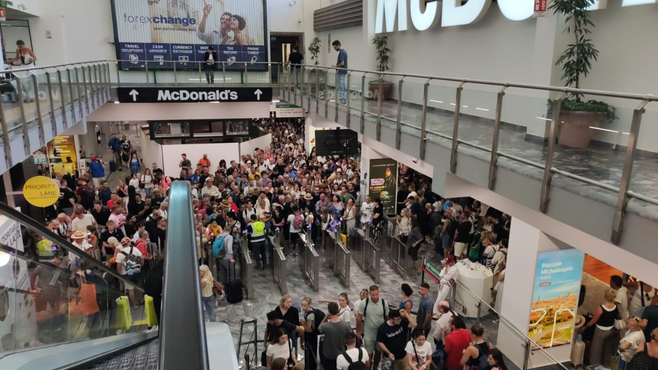 Viaggiatori all'aeroporto Galilei di Pisa (foto d'archivio)