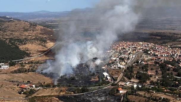 Paura a Macomer, l’incendio avanza verso una Rsa e la ferrovia: in azione due elicotteri