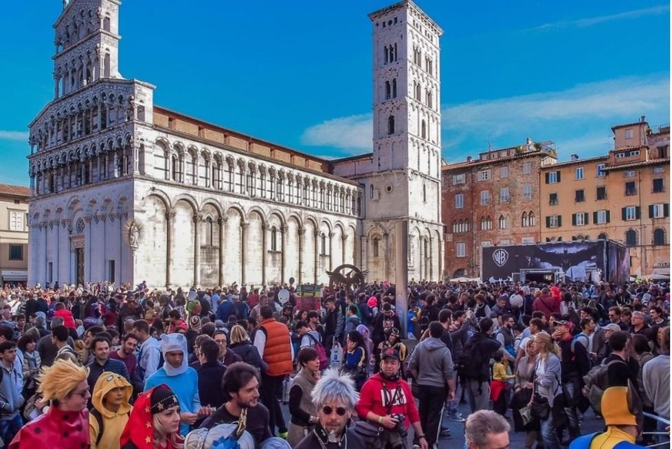 
	Folla in piazza San Michele durante una precedente edizione del Lucca Comics

