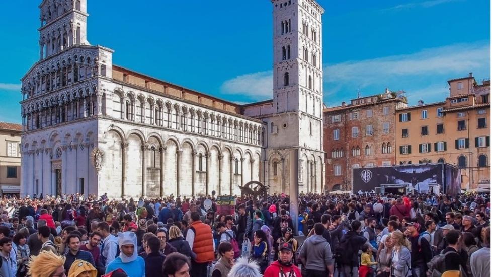 Folla in piazza San Michele durante una precedente edizione del Lucca Comics