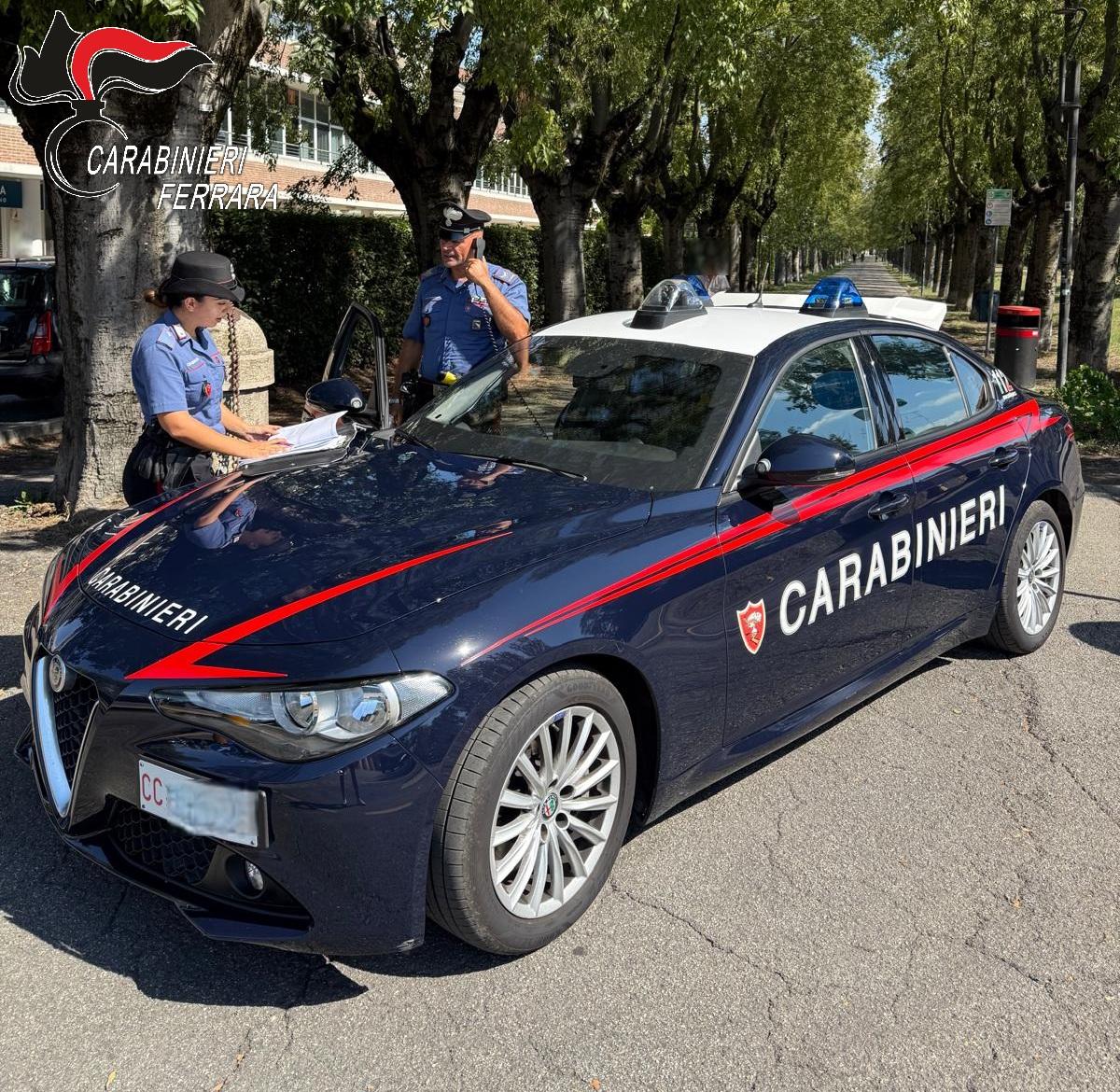 Cento, disturba i clienti del bar e aggredisce i carabinieri: arrestato