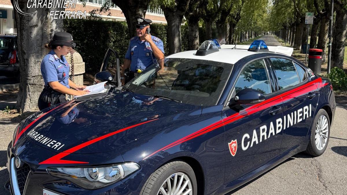 Cento, disturba i clienti del bar e aggredisce i carabinieri: arrestato