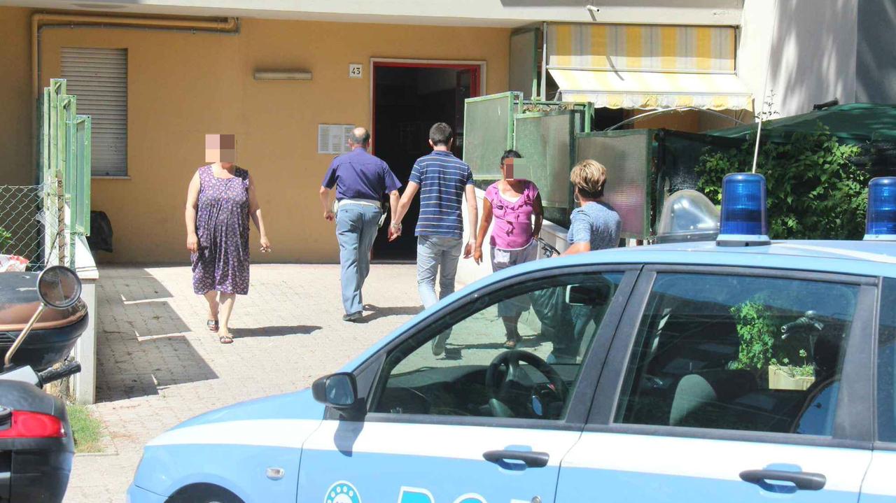 La polizia nel palazzo di via Amendola