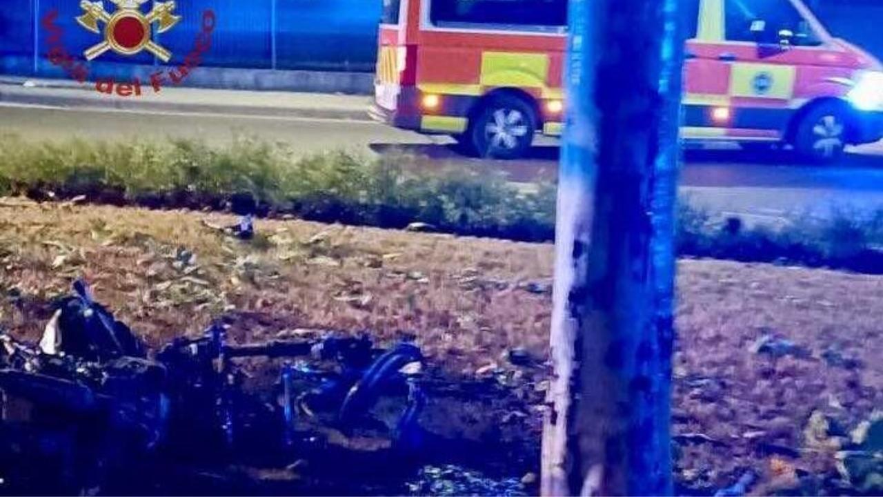 La moto incenerita accanto all'albero contro cui si è scontrata