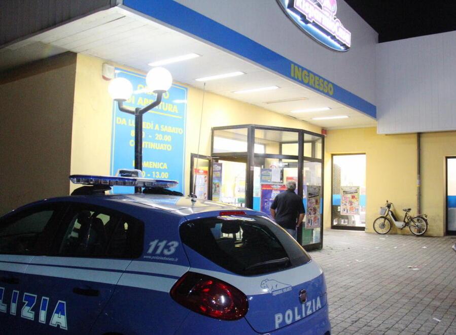 Livorno, inchioda con l’auto e in ciabatte insegue il ladro