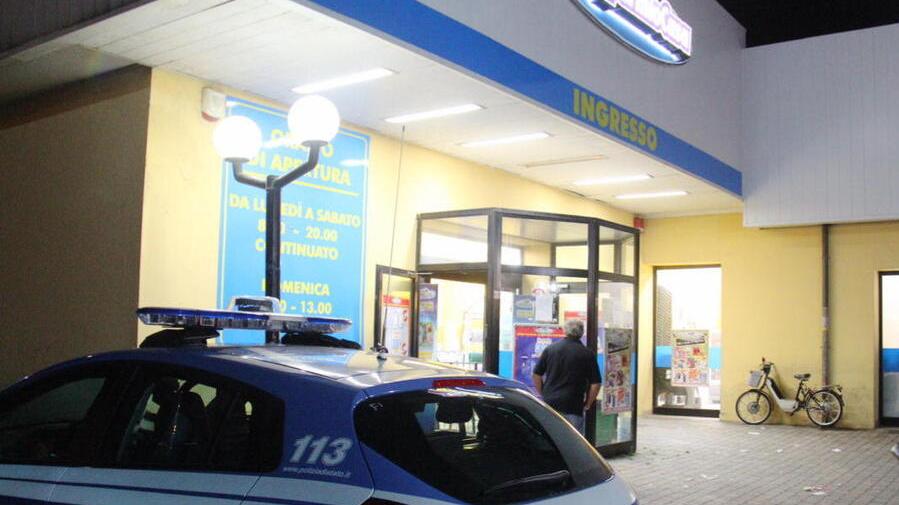 Livorno, inchioda con l’auto e in ciabatte insegue il ladro