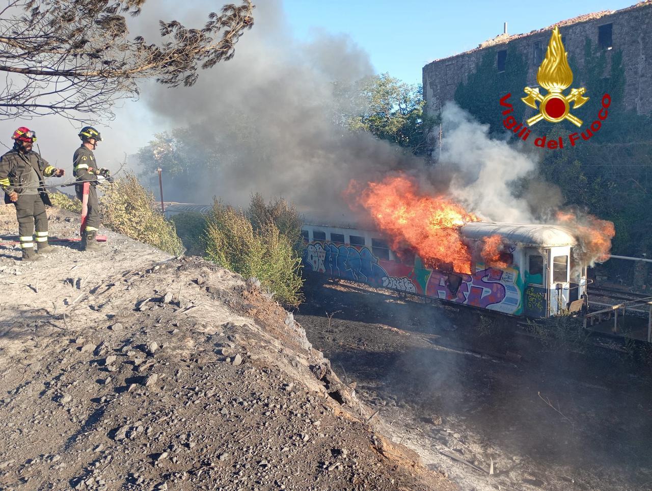 Fiamme alle porte di Macomer, distrutto un treno: incendio domato dopo diverse ore