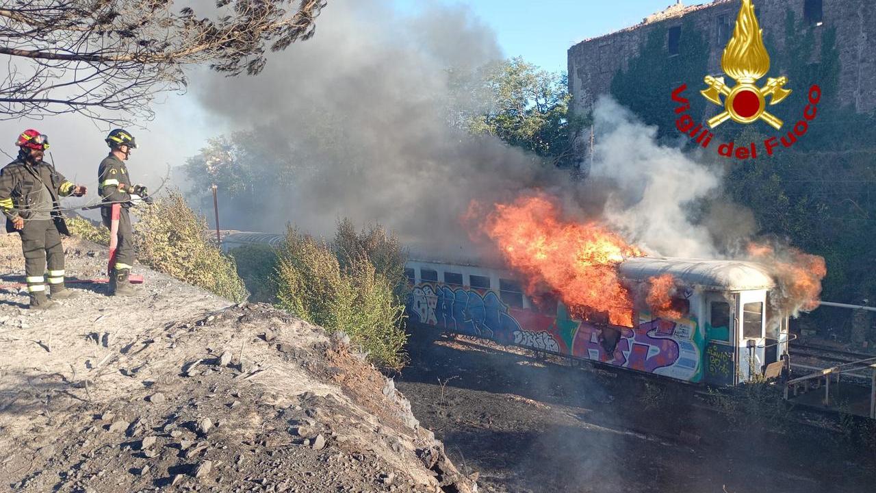 Fiamme alle porte di Macomer, distrutto un treno: incendio domato dopo diverse ore