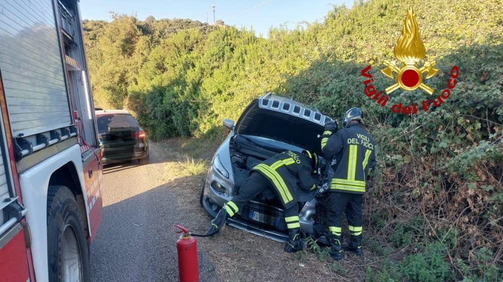 Scontro frontale tra due auto, feriti una donna al settimo mese di gravidanza e il figlio di 3 anni