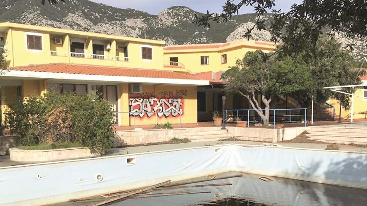 L’hotel Smeraldo in rovina: un ecomostro a due passi dal mare – La storia dal successo al declino