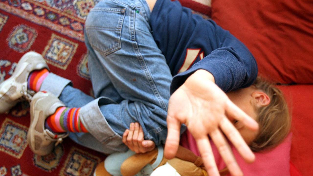 Maltrattamenti sui bimbi dell’asilo, maestra denunciata dai genitori