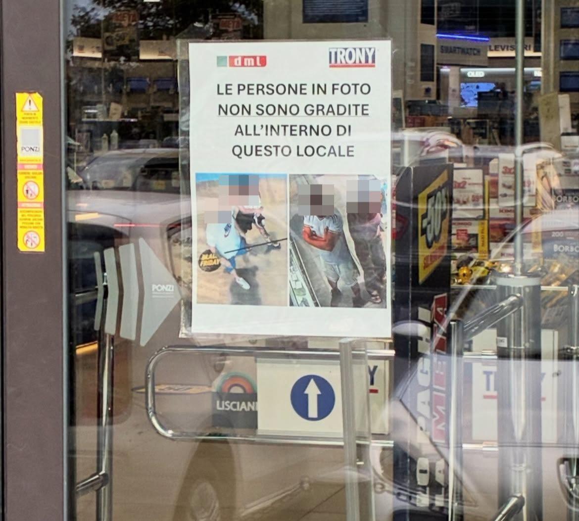 Fiorano, lista nera sulla porta del negozio: «Dentro non siete graditi»