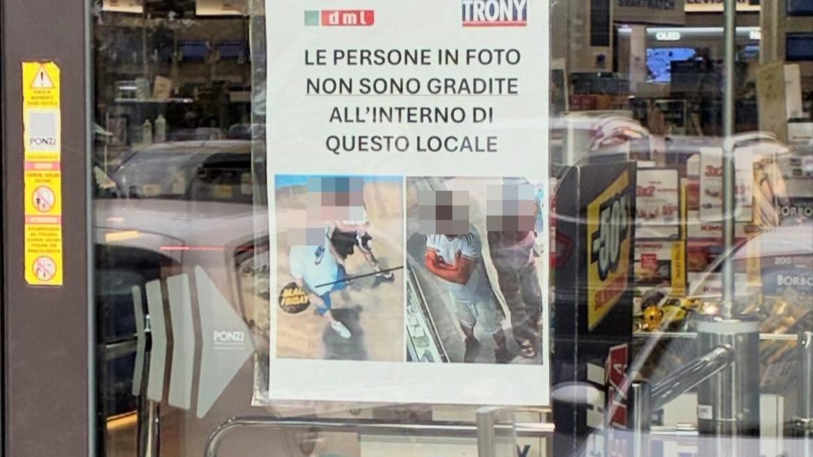 Fiorano, lista nera sulla porta del negozio: «Dentro non siete graditi»