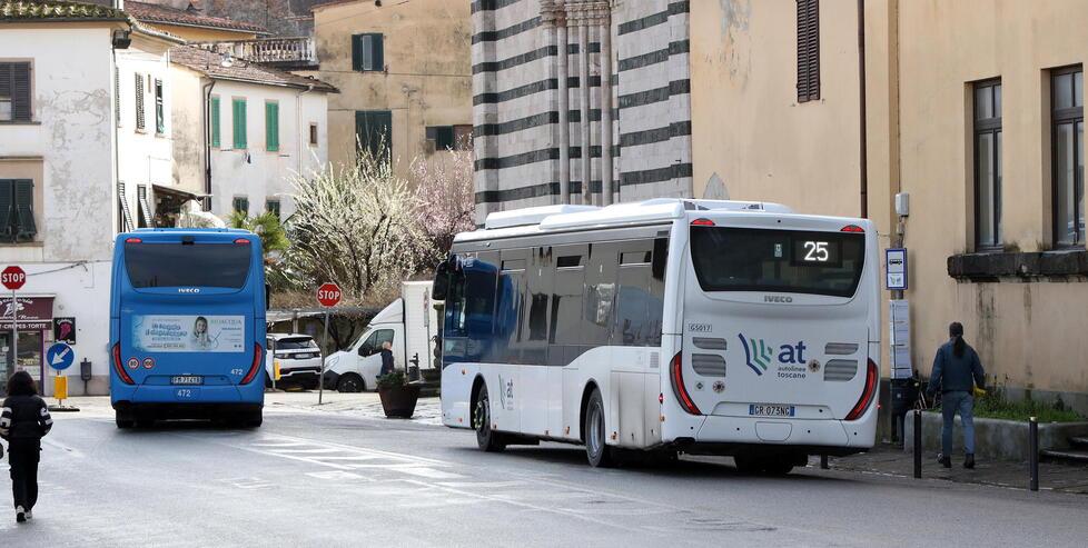 Autista di bus aggredita a Pistoia, colpita alla schiena con una borsa: scatta la protesta dei sindacati