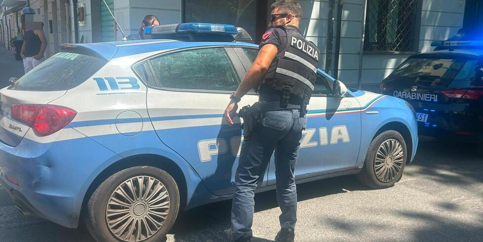
	Viareggio, la volante sul luogo dell'aggressione (foto Giannini)


