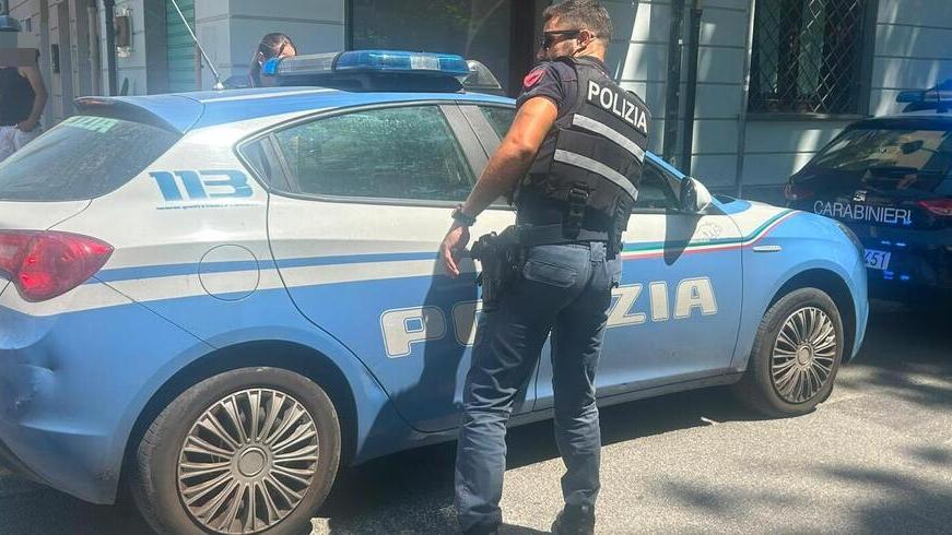 Viareggio, la volante sul luogo dell'aggressione (foto Giannini)