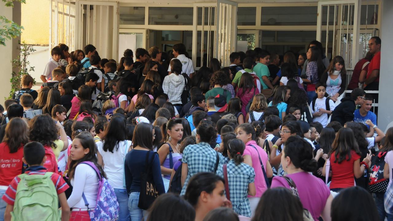 La scuola riapre con il caldo, Valditara: «Subito 20 milioni»