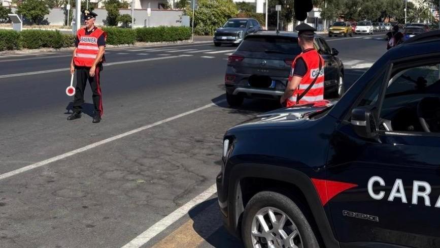 Era nervoso e insofferente, aveva con se quattro dosi di cocaina pronte per essere cedute: denunciato