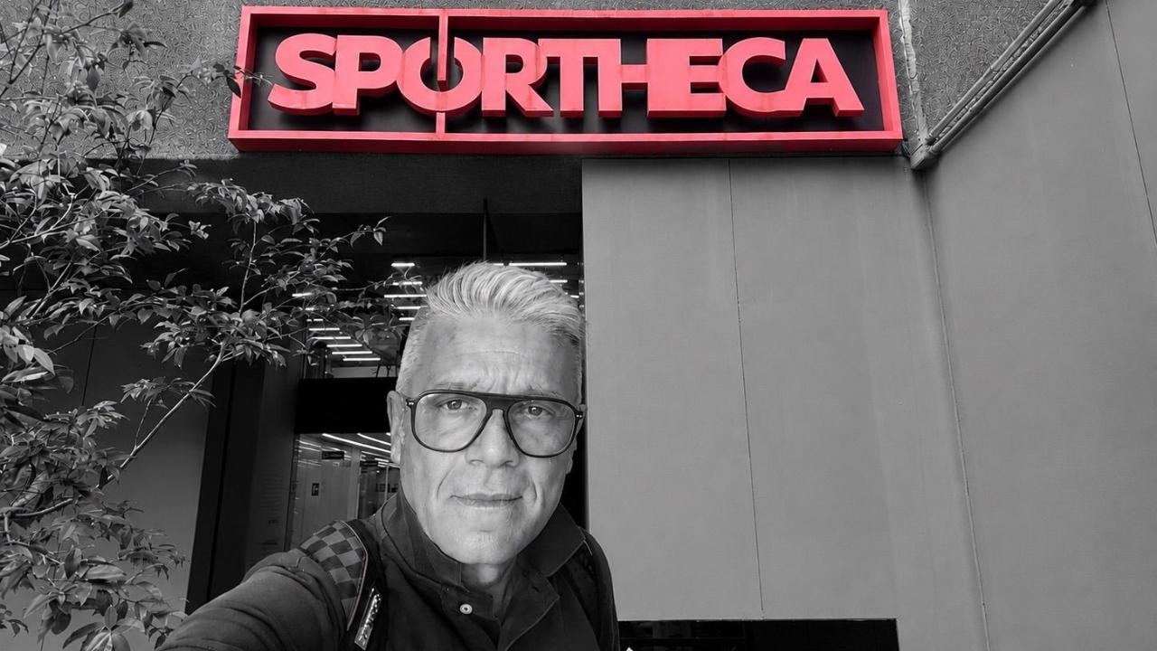 Andrea Bargagna di fronte alla sede di Sportheca in Brasile 
