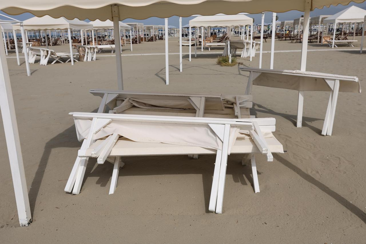 Pietrasanta, il sindaco si riprende la spiaggia del Seven Apples: «Non andrà ai privati»