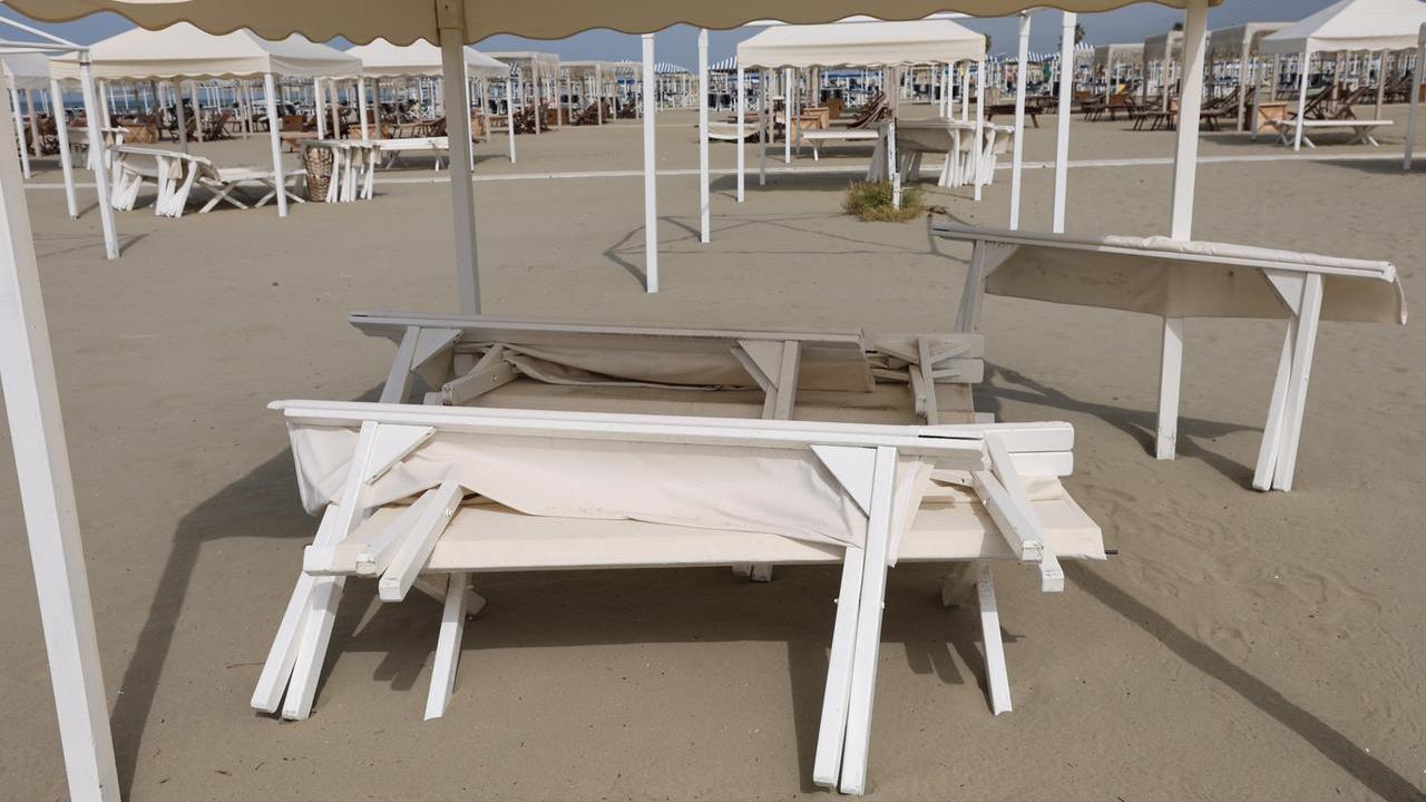 Pietrasanta, il sindaco si riprende la spiaggia del Seven Apples: «Non andrà ai privati»