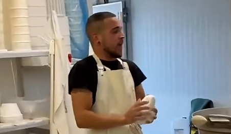 Canta mentre fa il formaggio, la voce da brividi del casaro di Nulvi conquista i social – Ecco chi è