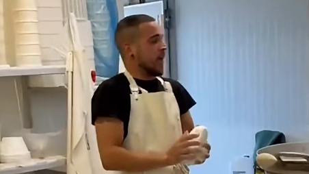 Canta mentre fa il formaggio, la voce da brividi del casaro di Nulvi conquista i social – Ecco chi è