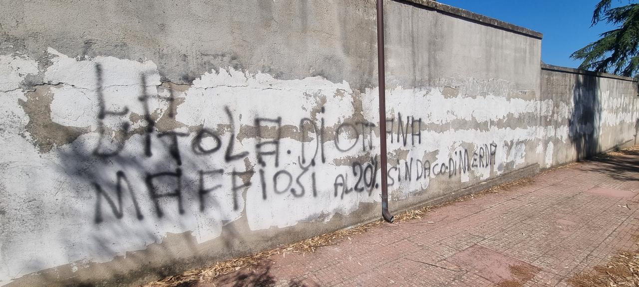Ottana, sui muri del cimitero nuove scritte contro il sindaco sospeso Franco Saba