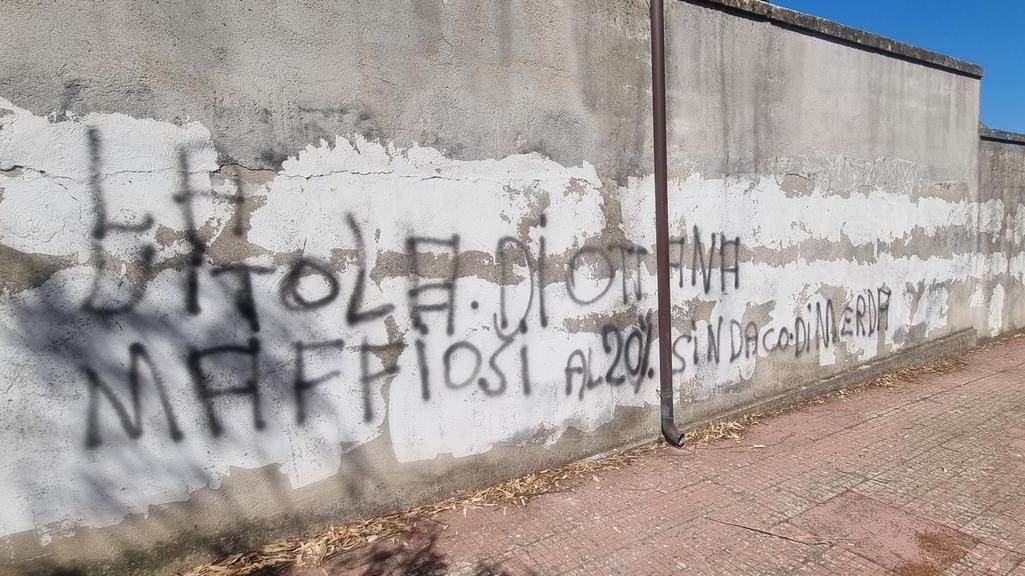 Le scritte contro il sindaco sospeso Franco Saba (foto di Massimo Locci)