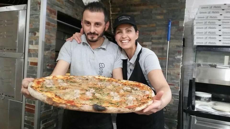 Crisi del commercio, dopo 25 anni chiude la prima pizzeria a spicchi della città