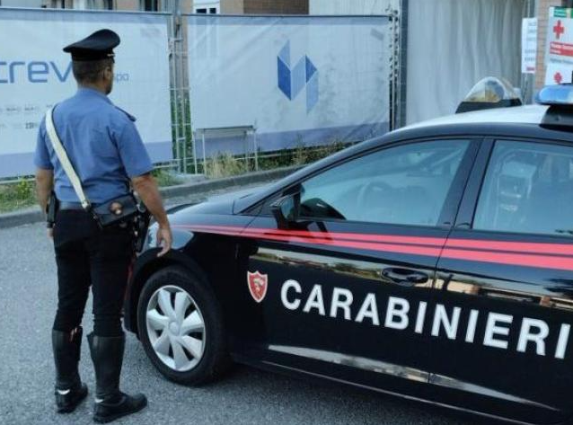 Sequestrato, legato a una sedia e picchiato. La vittima ha 17 anni, in arresto due minorenni