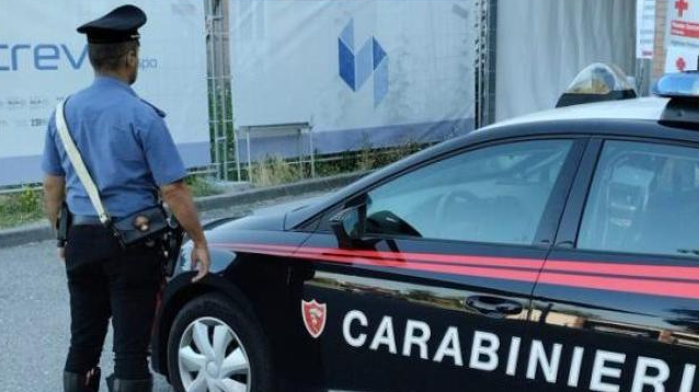Sequestrato, legato a una sedia e picchiato. La vittima ha 17 anni, in arresto due minorenni