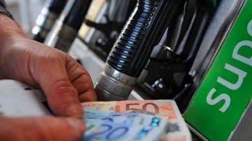 Benzina sempre più cara: 2,124 euro al litro, mai così alta dal 2022. Sale anche il gas