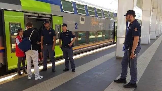 Documenti contraffatti e sostituzione di persona, due cittadini sorpresi in stazione con false generalità