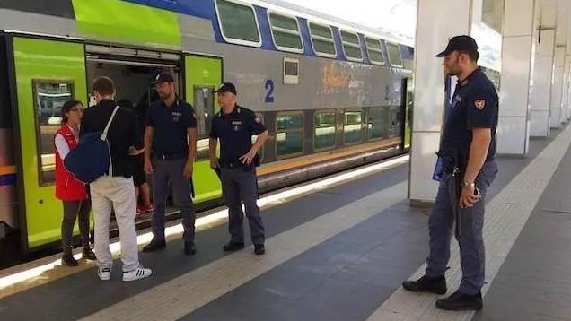 Documenti contraffatti e sostituzione di persona, due cittadini sorpresi in stazione con false generalità